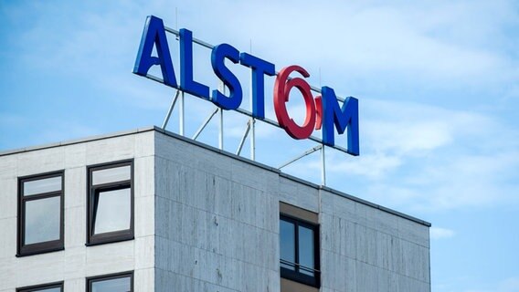 Das Alstom Logo auf dem Dach der Firmenvertretung in Salzgitter. © picture-alliance / dpa Foto: Hauke-Christian Dittrich