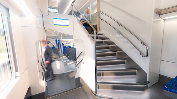 Der Innenraum eines doppelstöckigen Zuges des Herstellers Alstom. © Alstom 