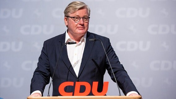 Bernd Althusmann (CDU), Wirtschaftsminister von Niedersachsen, an einem Redepult. © picture alliance Foto: Moritz Frankenberg