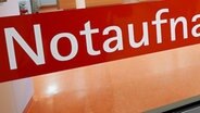 Im Wartebereich der Notaufnahme steht ein Hinweisschild mit der Aufschrift " Anmeldung Patienten". © dpa - Bildfunk Foto: Holger Hollemann/dpa