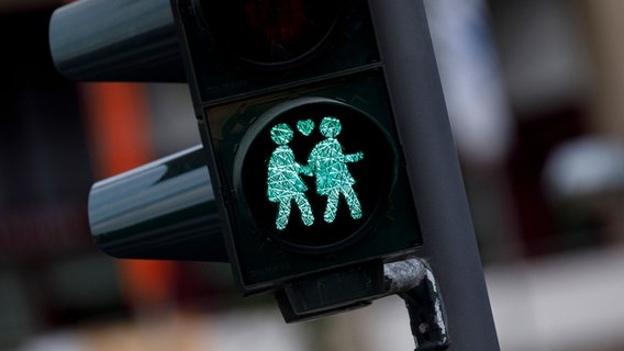 Ampelfiguren zeigen zwei Frauen und ein Herz. © picture alliance / Geisler-Fotopress | Christoph Hardt/Geisler-Fotopress Foto: Christoph Hardt/Geisler-Fotopress