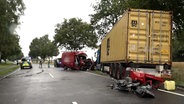 Ein Transporter ist nach dem Zusammenstoß mit einem Lkw auf der B61 bei Anstedt stark beschädigt. © NonstopNews 
