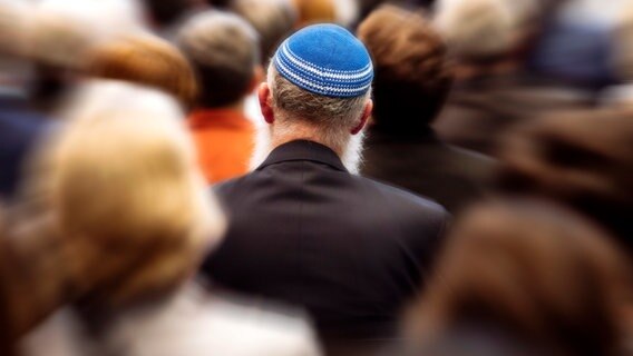 Ein jüdischer Geistlicher trägt eine Kippa. © picture alliance/Geisler-Fotopress Foto: Christoph Hardt