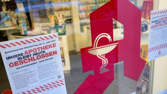 Plakate mit Infos zum bundesweiten Protesttag der Apotheken hängen im Schaufenster von einer Apotheke. © dpa-Bildfunk / Sven Hoppe Foto: Sven Hoppe/dpa +++ dpa-Bildfunk