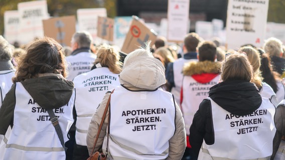 Apotheker und Mitarbeitnde demonstrieren auf dem Ernst-August-Platz vor dem Hauptbahnhof in Hannover. © dpa Foto: Julian Stratenschulte
