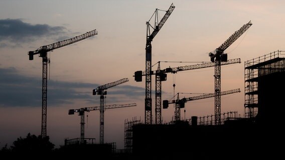Baukräne stehen im Neubaugebiet Kronsrode in Hannover. © dpa-Bildfunk Foto: Julian Stratenschulte