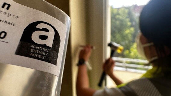 Eine Frau entnimmt in einer Wohnung eine Asbest-Probe. © NDR Foto: Johannes Koch