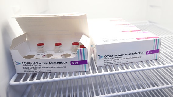 Corona-Impfstoff des Herstellers AstraZeneca steht in Kartons in einem Kühlschrank. © picture alliance / empics Foto: Yui Mok
