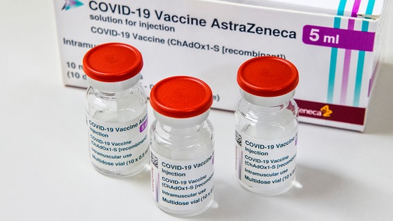 Ampullen mit AstraZeneca-Impfstoff stehen auf einem Tisch. © picture alliance/TT NEWS AGENCY/Claudio Bresciani Foto: Claudio Bresciani