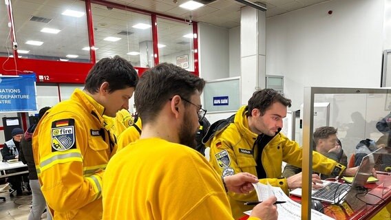 Einsatzkräfte von @fire sind an einem Flughafen in der Türkei, um Hilfe nach dem Erdbeben zu liefern. © @fire - Internationaler Katastrophenschutz Deutschland e. V. 