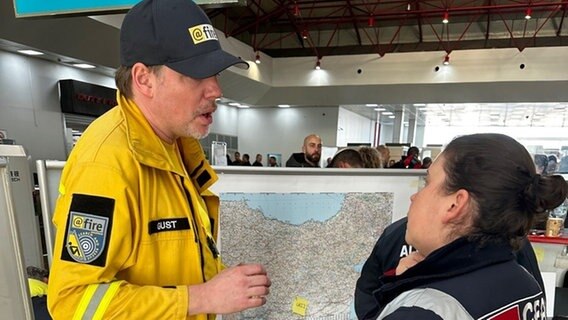 Einsatzkräfte von @fire sind an einem Flughafen in der Türkei, um Hilfe nach dem Erdbeben zu liefern. © @fire - Internationaler Katastrophenschutz Deutschland e. V. 