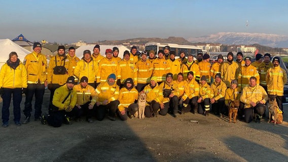 Helferinnen und Helfer der Organisation @fire stehen für ein Gruppenfoto zusammen. © @fire 