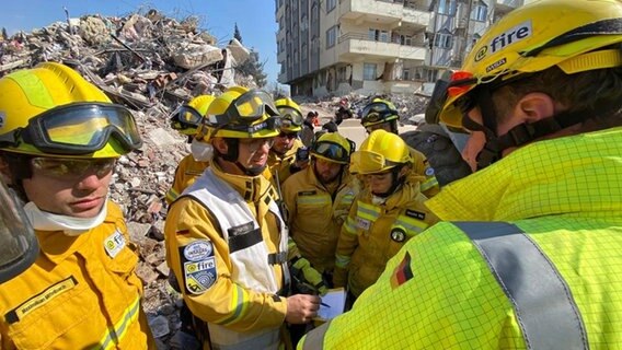 Helferinnen und Helfer der Organisation @fire bei einem Rettungseinsatz in der Türkei © @fire 