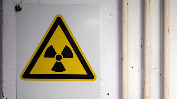 Ein Warnhinweis "Radioaktiv" hängt an einer Wand. © picture alliance/dpa | Sina Schuldt Foto: Sina Schuldt