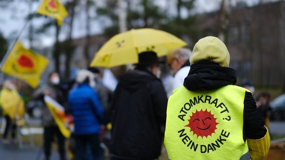 Menschen demonstrieren vor der Brennelementefabrik Lingen für die Stilllegung aller Atomanlagen. © dpa-Bildfunk Foto: Markus Hibbeler
