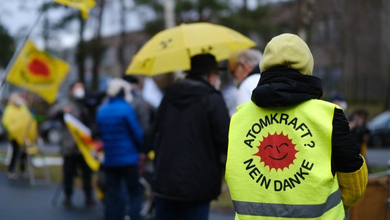 Menschen demonstrieren vor der Brennelementefabrik Lingen für die Stilllegung aller Atomanlagen. © dpa-Bildfunkpicture alliance/dpa Foto: Markus Hibbeler