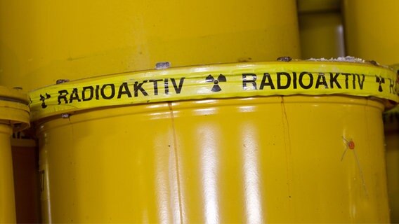 Gelbes Fass mit der Aufschrift "radioaktiv" © picture alliance / dpa Foto: Jens Wolf