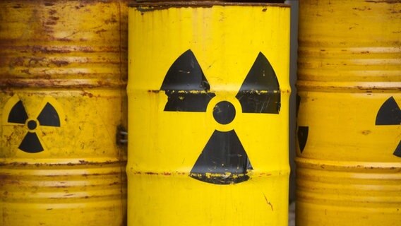 Auf gelben Tonnen ist ein Radioaktiv-Zeichen zu sehen. © picture alliance/dpa Foto: Sebastian Kahnert
