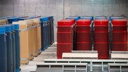 Behälter mit hochradioaktiven Abfällen und Transporthauben stehen im atomaren Zwischenlager. © dpa-Bildfunk Foto: Sina Schuldt/dpa