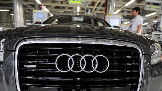 Der Kühler eines Audis in einer Fabrikhalle. © dpa - Bildfunk Foto: Bernd Weissbrod