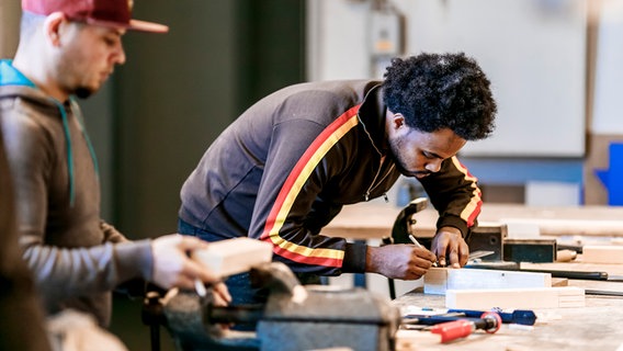 Flüchtlinge arbeiten in der Übungswerkstatt für Handwerksausbildung. © picture alliance/photothek Foto: Michael Gottschalk