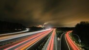 Autos fahren bei Nacht über eine Autobahn. © NDR Foto: Julius Matuschik