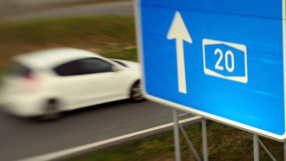 Ein Auto fährt neben einem Autobahnschild mit der Zahl 20 vorbei. © picture alliance/dpa Foto: Carsten Rehder