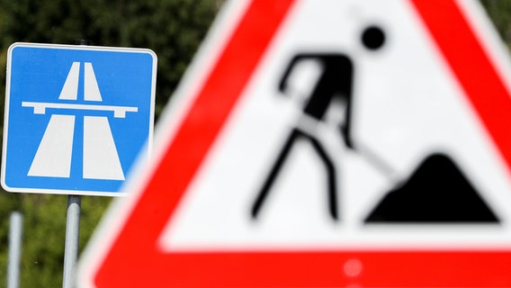Ein Schild weist auf eine Baustelle auf einer Autobahn hin. © picture alliance/dpa/dpa-Zentralbild/Jan Woitas Foto: Jan Woitas