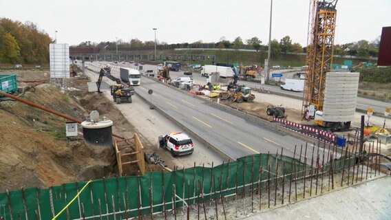 Das Bild zeigt eine Baustelle auf der Autobahn 7. © NDR 