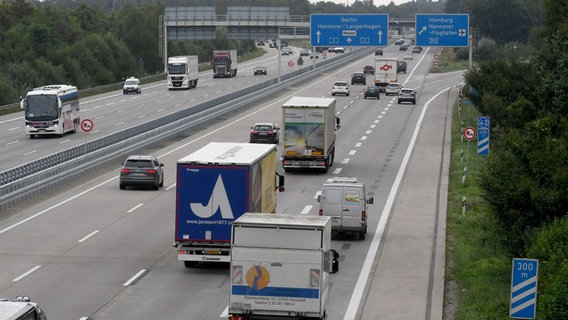 Personen- und Lastwagen befahren die Bundesautobahn 2 vor der Ausfahrt zur A352 zwischen den Anschlussstellen Hannover-Herrenhausen und Langenhagen © picture alliance/dpa 