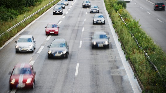 Autos auf einer dreispurigen Autobahn © picture alliance/dpa Foto: Jan-Philipp Strobel