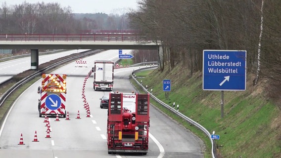 Straßensperrung auf der A27. Die Fahrbahn droht wegen einer Unterspülung abzusacken. © Screenshot 