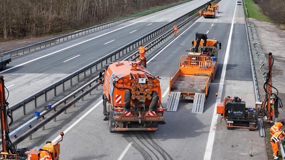 Baufahrzeuge stehen auf der A27 zwischen Hagen und Uthlede. © Die Autobahn GmbH des Bundes 
