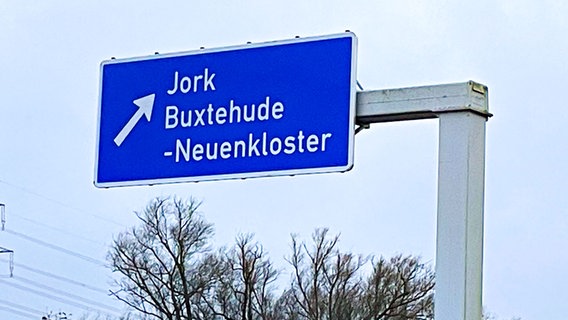 Ein blaues Autobahnschild verweist auf "York" und "Buxtehude-Neuenkloster". © NDR Foto: Jon Mendrala