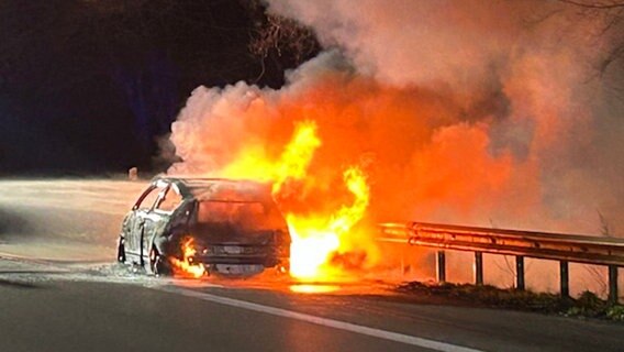 Ein brennender Pkw steht auf der Autobahn. © Polizeiinspektion Oldenburg-Stadt / Ammerland 