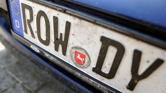 Auf einem Nummernschild steht "ROW-DY". Auf einem Nummernschild steht "ROW-DY". © dpa Foto: Daniel Reinhardt