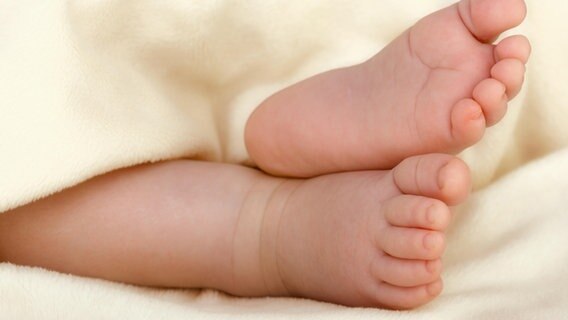 Blick auf die Füße eines neugeborenen Babys. © picture alliance/Zoonar/DesignIt 