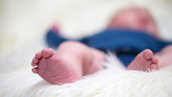 Die Füße eines neugeborenen Babys. © picture alliance / Westend61 Foto: Robert Mandel