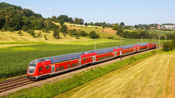 Ein Regionalzug der Deutschen Bahn fährt an Feldern vorbei. © dpa Foto: Markus Mainka