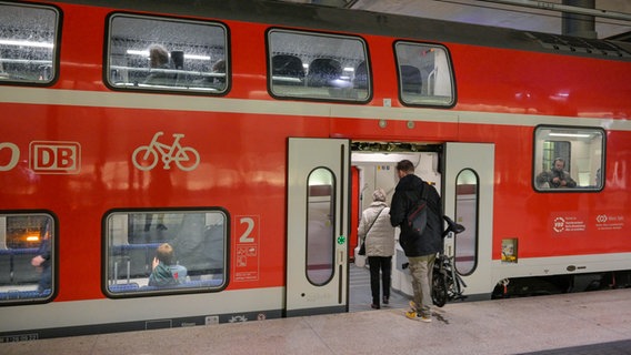 Fahrgäste steigen in eine Regionalbahn ein. © picture alliance/Schoening Foto: Schoening