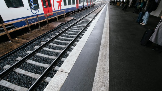 Das Bild zeigt einen Bahnsteig. © NDR Foto: Julius Matuschik