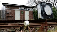 Ein altes Gebäude steht am ehemaligen Bahnhof in Nienstädt. © dpa-Bildfunk Foto: Peter Steffen