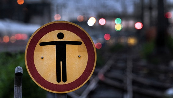 Ein Schild warnt vor Bahngleisen. © picture alliance/dpa | Federico Gambarini Foto: Federico Gambarini