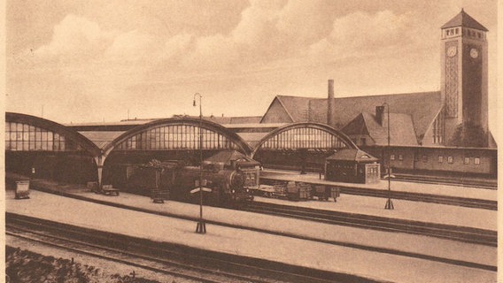 Eine schwarz-weiß Aufnahme zeigt die Gleishalle des Oldenburger Bahnhofs. © Stadtmuseum Oldenburg 