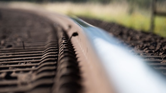 Das Bild zeigt eine Nahaufnahme von einem Gleisbett. © dpa-Bildfunk Foto: Julian Stratenschulte