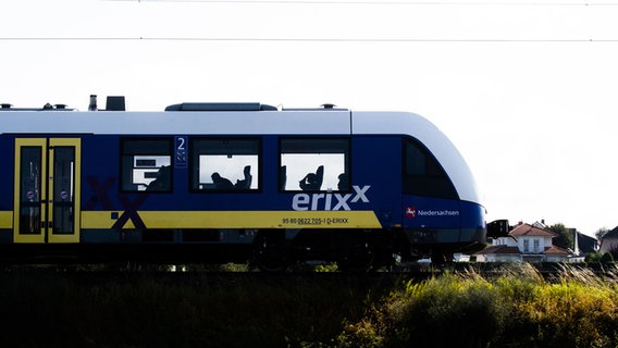 Ein Zug des Anbieters erixx fährt über eine Bahntrasse im Landkreis Hildesheim. © picture alliance/dpa | Julian Stratenschulte Foto: Julian Stratenschulte