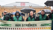 GDL-Mitglieder streiken vor dem Hauptbahnhof Hannover. © dpa-Bildfunk Foto: Julian Stratenschulte
