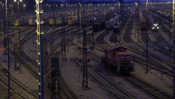 In Maschen stehen Züge auf den Gleisen. © NonstopNews 