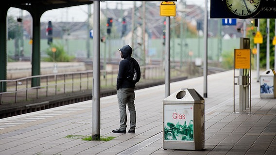 Ein Mann wartet vergeblich auf einen Regionalzug im Bahnhof in Lehrte in der Region Hannover. © dpa-Bildfunk Foto: Julian Stratenschulte