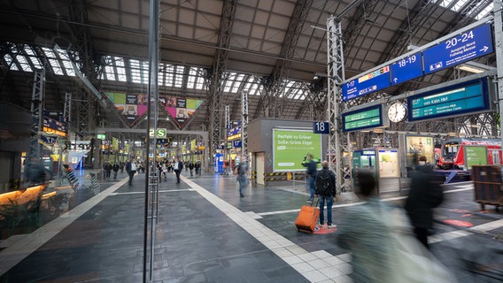 Menschen gehen während dem bundesweiten Lokführer-Streik durch einen Hauptbahnhof. © dpa-Bildfunk Foto:  Sebastian Gollnow